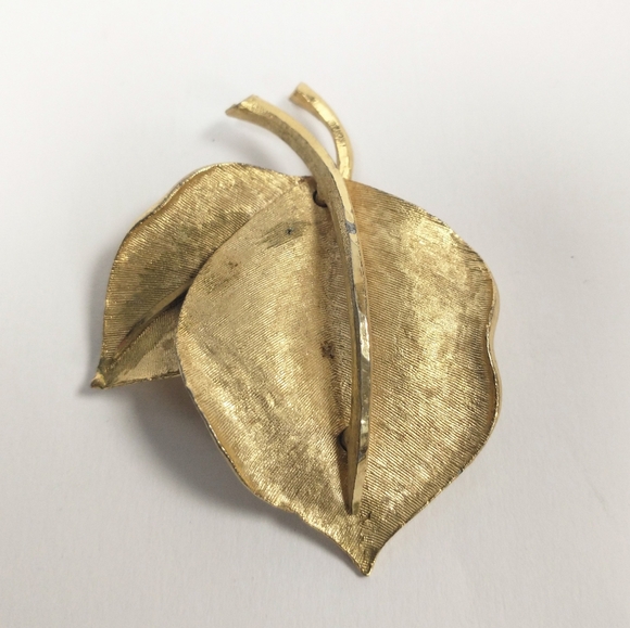 BSK Jewelry - B.S.K. Textured Leaf Brooch Gold-Tone Signed VTG Benny Steinberg Slovitt & Kaslo